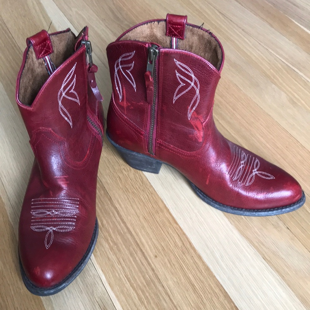 Red Ariat boots